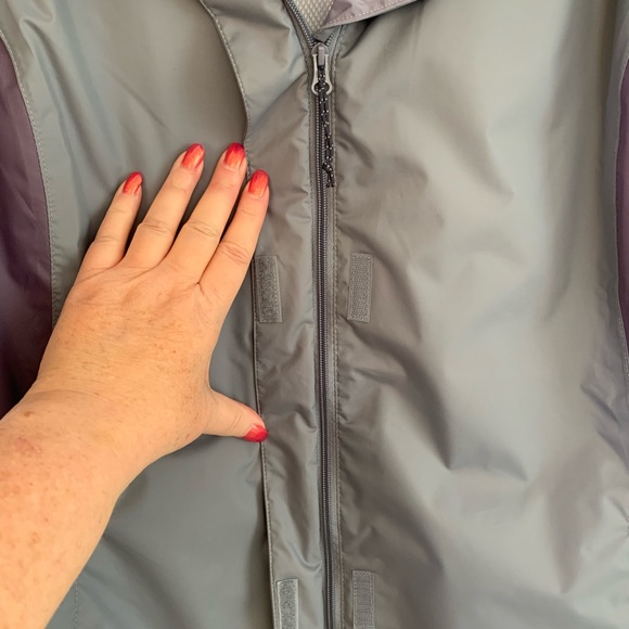 Columbia lightweight jacket or rain jacket. - Picture 2 of 11